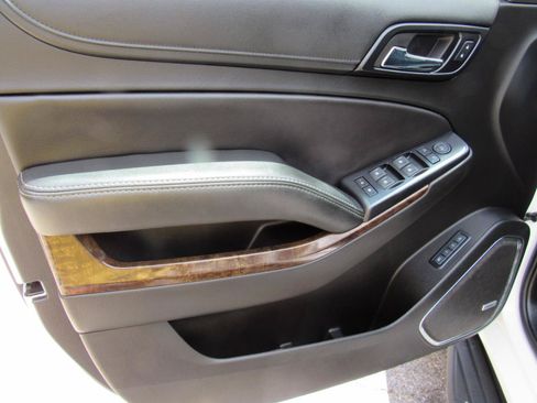 Used 2017 Chevrolet Suburban LT RWD image 15