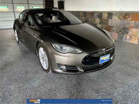 Used 2015 Tesla Model S P90D image 1