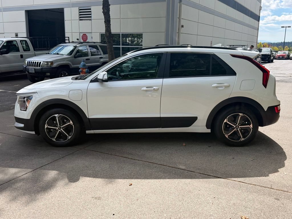 Certified 2025 Kia Niro EX w/ EX Cold Weather Package FWD image 8