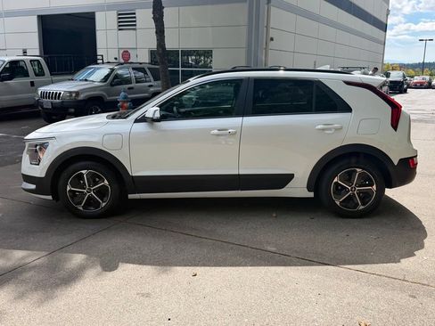 Certified 2025 Kia Niro EX w/ EX Cold Weather Package FWD image 8