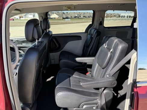 Used 2014 Chrysler Town & Country Touring-L w/ Driver Convenience Group image 11