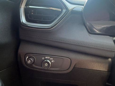 Used 2025 Chevrolet TrailBlazer LT w/ Convenience Package FWD image 17
