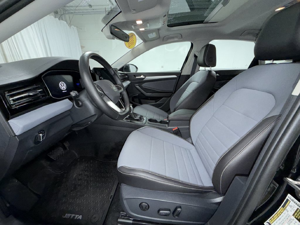 Used 2025 Volkswagen Jetta SE FWD image 12