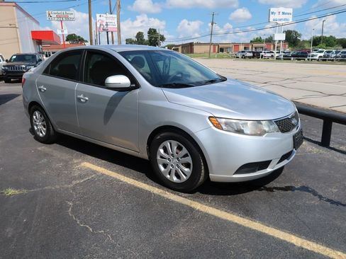 Used 2013 Kia Forte EX FWD image 2