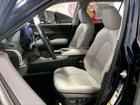 Used 2025 Toyota Grand Highlander AWD image 9