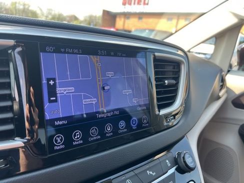 Used 2017 Chrysler Pacifica Touring-L w/ Tire & Wheel Group FWD image 15