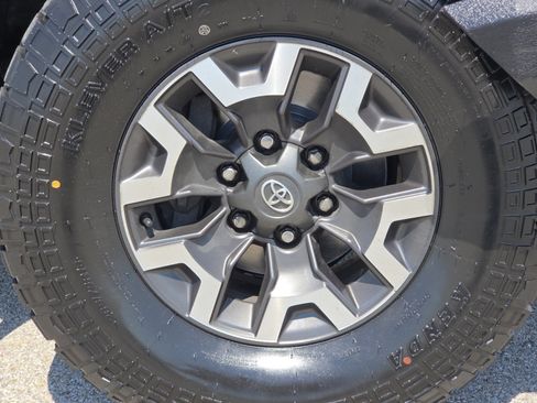 Used 2021 Toyota Tacoma TRD Off-Road AWD/4WD image 10