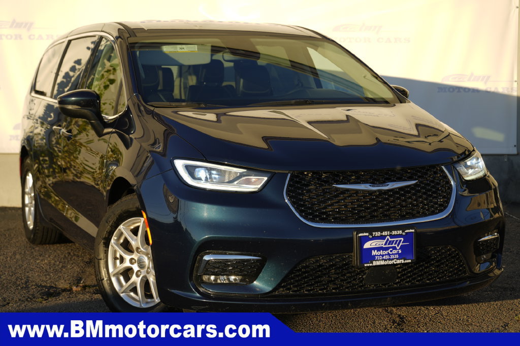 Used 2023 Chrysler Pacifica Touring-L FWD image 1