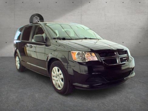 Used 2018 Dodge Grand Caravan SE FWD image 2