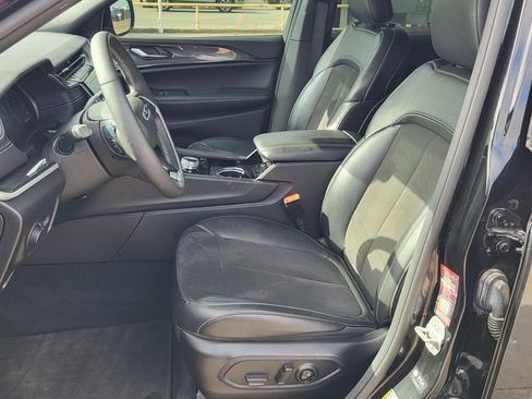 Used 2023 Jeep Grand Cherokee Altitude AWD/4WD image 17