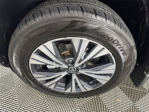 Used 2021 Nissan Rogue SV image 2