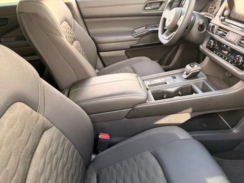 Used 2025 Nissan Pathfinder S FWD image 12