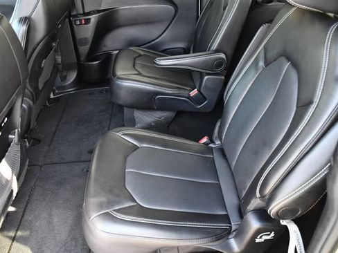 Used 2025 Chrysler Pacifica Select FWD image 17