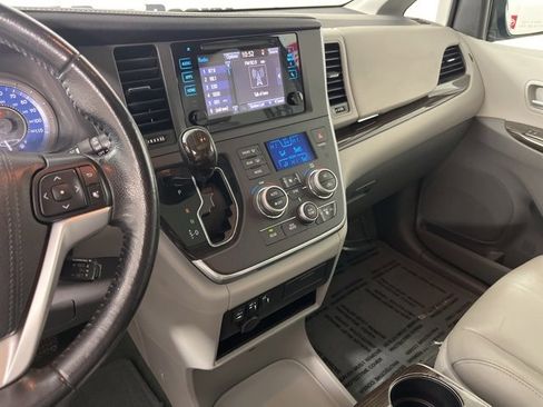 Used 2016 Toyota Sienna XLE image 15