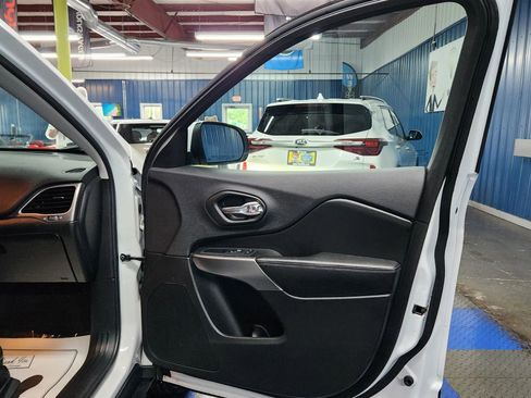 Used 2020 Jeep Cherokee Latitude Plus w/ Cold Weather Group image 11