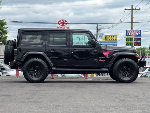 Used 2018 Jeep Wrangler Unlimited Sahara AWD/4WD image 4