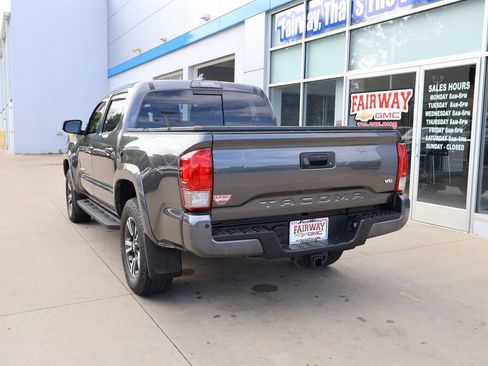 Used 2017 Toyota Tacoma TRD Sport w/ Premium & Technology Package AWD/4WD image 8