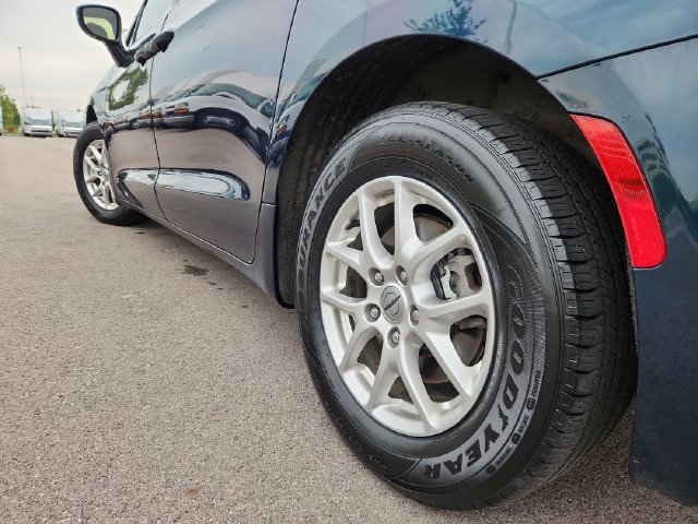 Used 2024 Chrysler Pacifica Touring FWD image 18