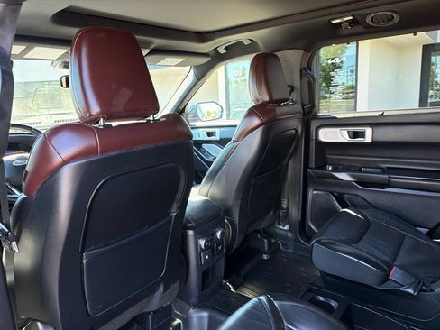Used 2020 Ford Explorer Platinum w/ Premium Technology Package AWD/4WD image 21