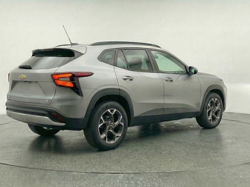 Used 2025 Chevrolet Trax LT w/ LT Convenience Package image 9