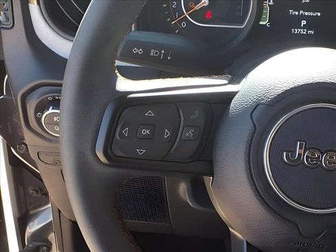 Used 2024 Jeep Gladiator Sport image 5