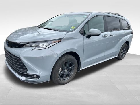 Used 2025 Toyota Sienna XLE Woodland Edition AWD/4WD image 1