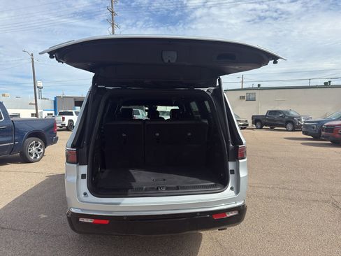 Used 2023 Jeep Wagoneer Series III w/ Preferred Equipment Group image 18
