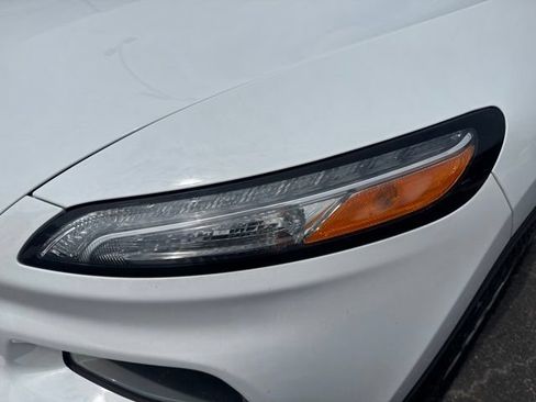 Used 2016 Jeep Cherokee Latitude w/ Cold Weather Group AWD/4WD image 9