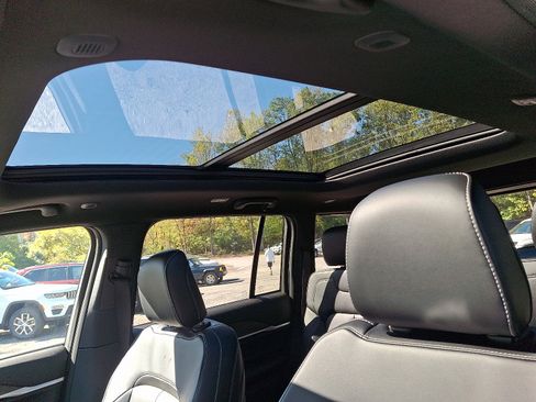 New 2025 Jeep Grand Cherokee Limited image 9