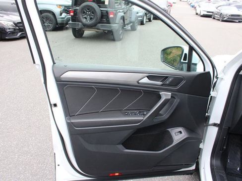 Used 2024 Volkswagen Tiguan SE image 12