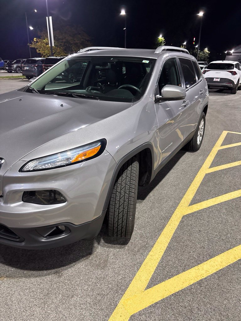 Used 2018 Jeep Cherokee Latitude Plus w/ Cold Weather Group AWD/4WD image 2