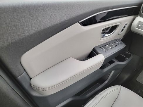 New 2025 Honda Pilot Touring image 30