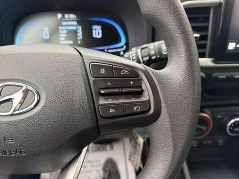 Certified 2025 Hyundai Venue SE image 18