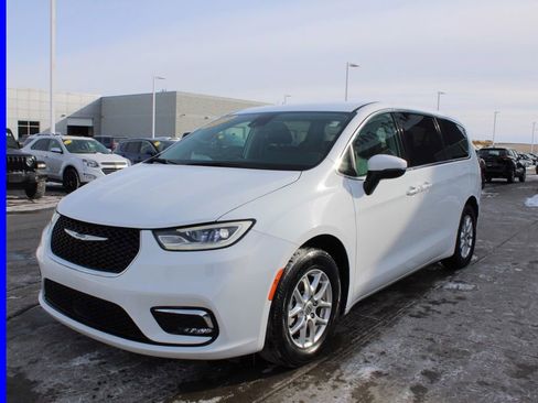 Used 2023 Chrysler Pacifica Touring-L image 3