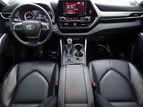 Used 2022 Toyota Highlander XLE image 16