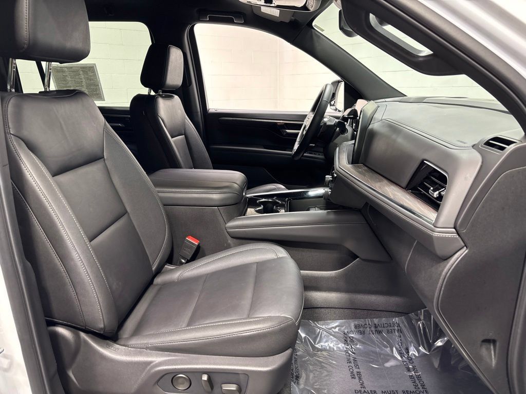 Used 2026 Chevrolet Suburban LT w/ Comfort Package AWD/4WD image 10