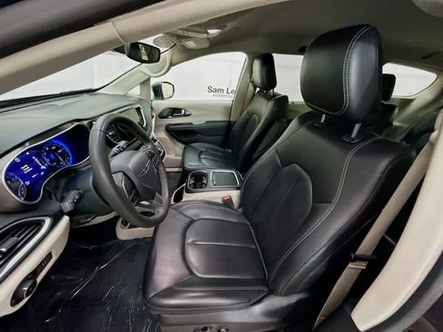 Used 2023 Chrysler Pacifica Touring-L image 19