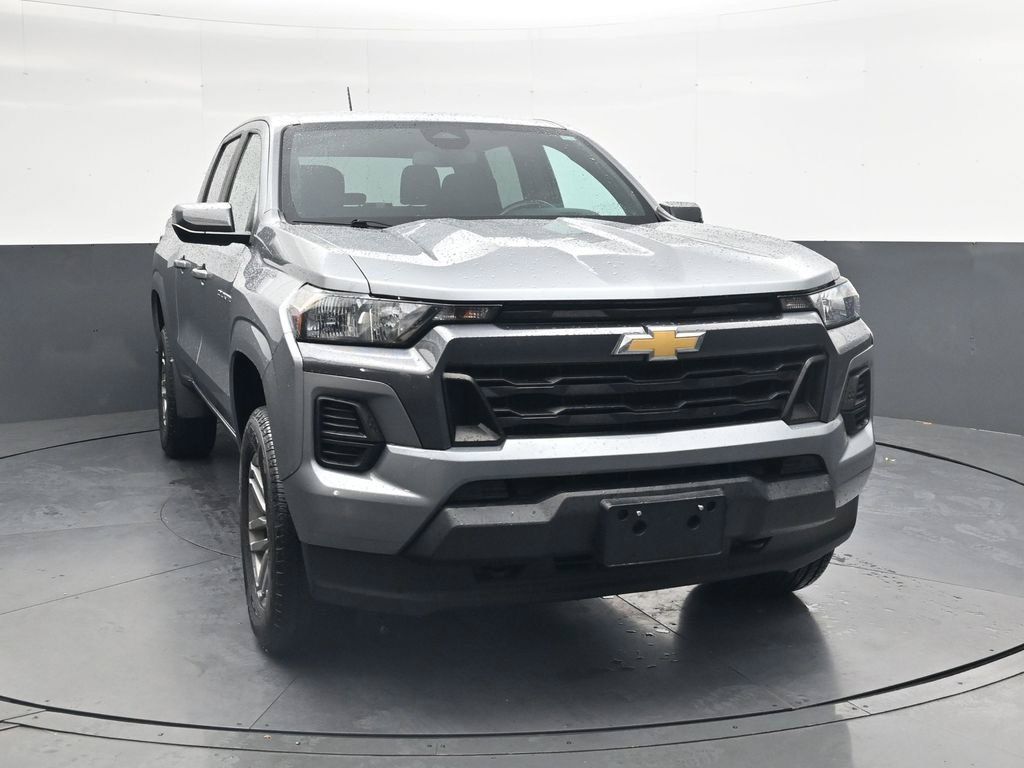 Used 2023 Chevrolet Colorado LT AWD/4WD image 2