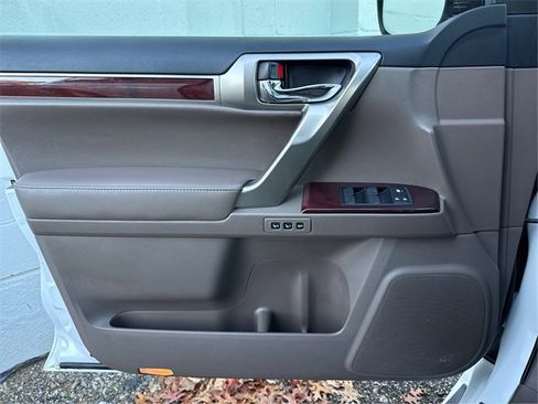 Used 2015 Lexus GX 460 image 23