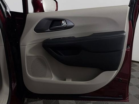 Used 2022 Chrysler Pacifica Touring-L FWD image 32