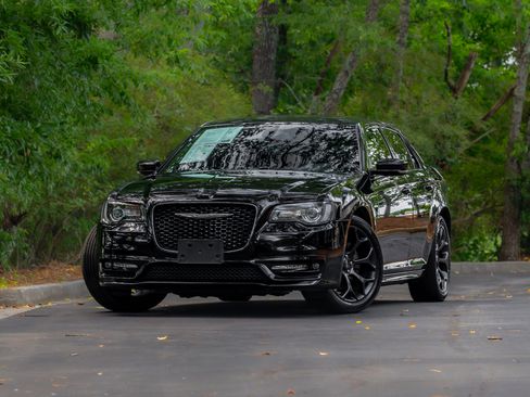 Used 2019 Chrysler 300 S w/ 300S Premium Group 2 RWD image 2
