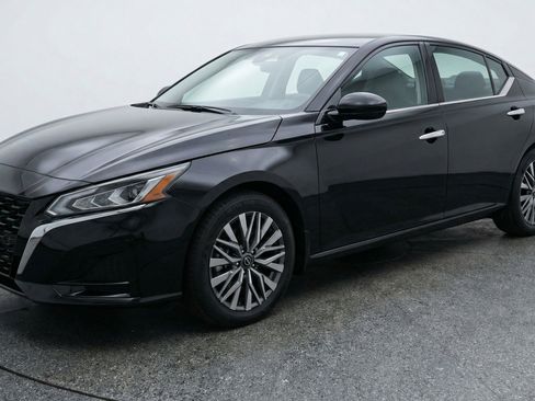 Used 2025 Nissan Altima 2.5 SV image 3
