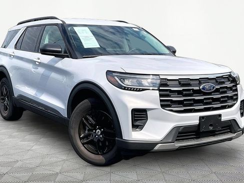 Used 2026 Ford Explorer Active AWD/4WD image 3