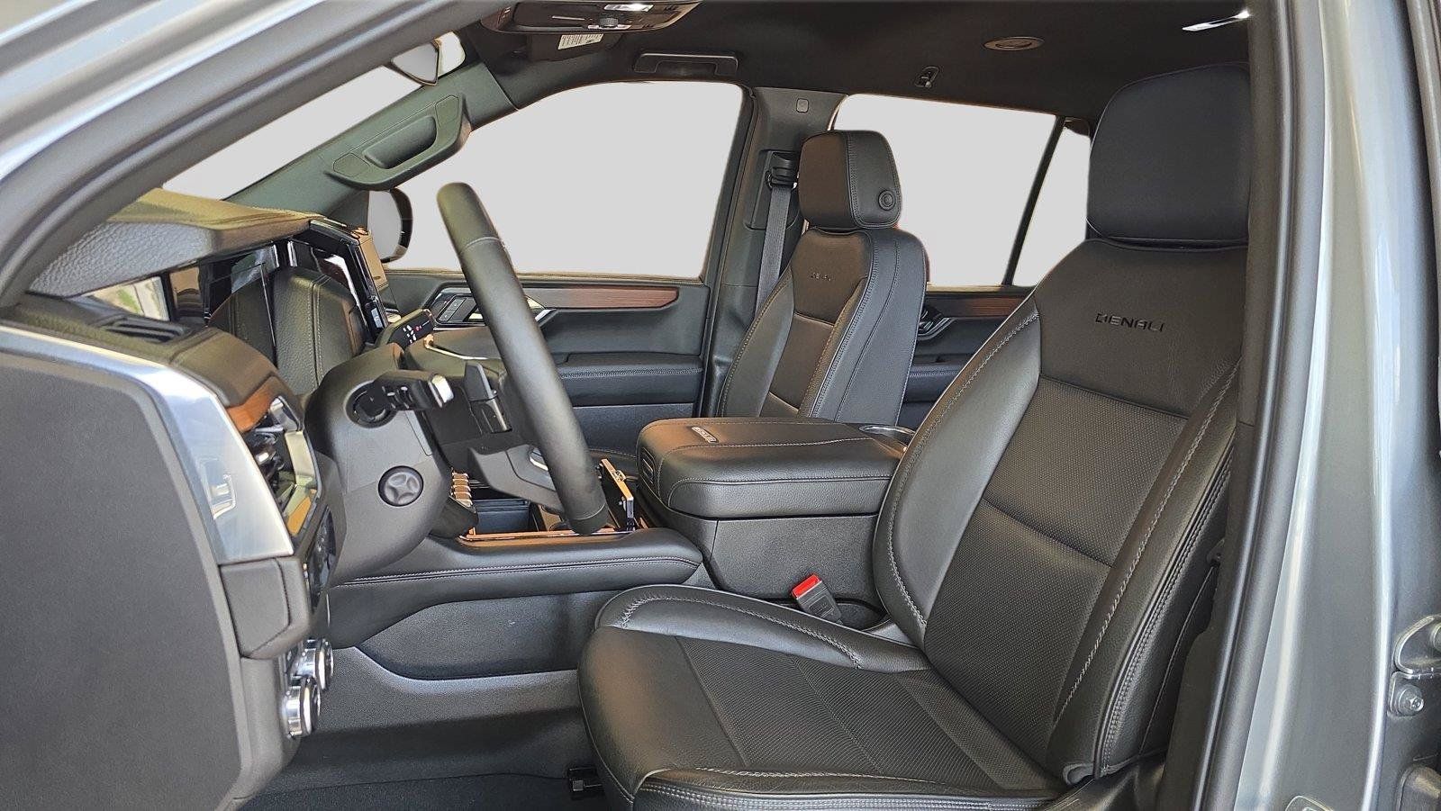 Used 2025 GMC Yukon Denali AWD/4WD image 11