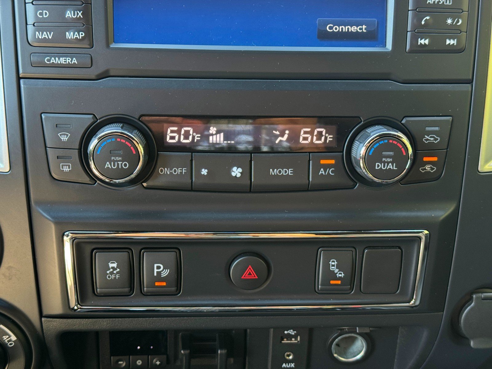 Used 2018 Nissan Titan SL w/ Midnight Edition AWD/4WD image 28