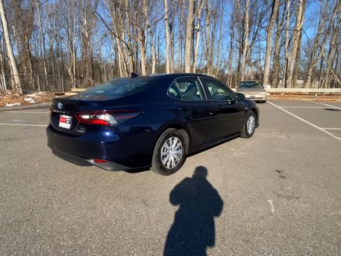 Used 2021 Toyota Camry LE image 9