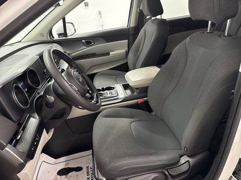 Used 2022 Kia Carnival LX image 17