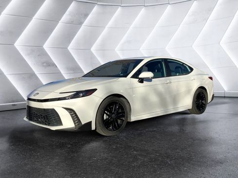 Used 2025 Toyota Camry SE image 3