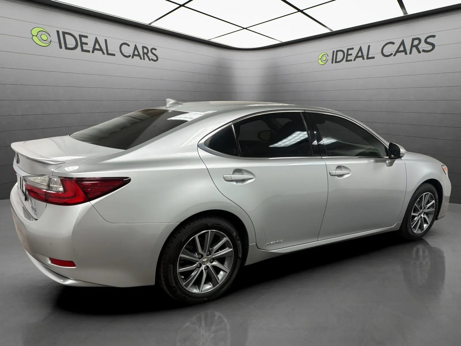 Used 2016 Lexus ES 300h w/ Luxury Package w/Wood Trim FWD image 5