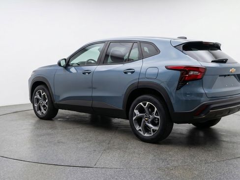 Used 2025 Chevrolet Trax LT FWD image 6